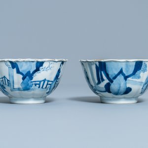 Une paire de bols en porcelaine de Chine en bleu et blanc à décor de longues dames, marque de Chenghua, Kangxi — photo 6