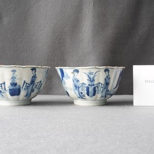 Une paire de bols en porcelaine de Chine en bleu et blanc à décor de longues dames, marque de Chenghua, Kangxi — photo 10