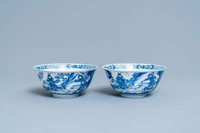 Une paire de bols en porcelaine de Chine en bleu et blanc à décor de scènes du 'Xi Xiang Ji', Kangxi