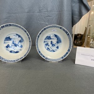 Une paire de bols en porcelaine de Chine en bleu et blanc à décor de scènes du 'Xi Xiang Ji', Kangxi — photo 12