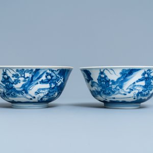 Une paire de bols en porcelaine de Chine en bleu et blanc à décor de scènes du 'Xi Xiang Ji', Kangxi — photo 2