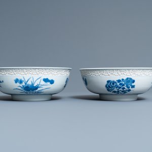 Une paire de bols en porcelaine de Chine en bleu et blanc à décor d'immortels, Kangxi — photo 3