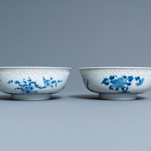 Une paire de bols en porcelaine de Chine en bleu et blanc à décor d'immortels, Kangxi — photo 4