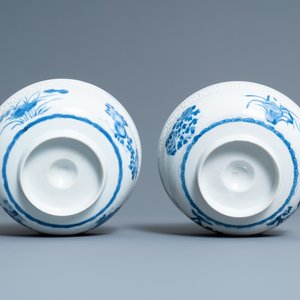 Une paire de bols en porcelaine de Chine en bleu et blanc à décor d'immortels, Kangxi — photo 7