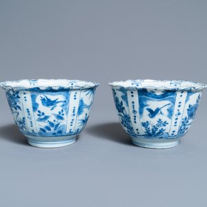 Une paire de bols en porcelaine de Chine en bleu et blanc de type kraak, Wanli — photo 2