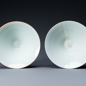 Une paire de bols en porcelaine de Chine en bleu et blanc et un vase en famille verte, 19ème — photo 12