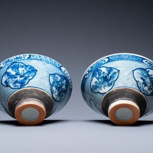Une paire de bols en porcelaine de Chine en bleu et blanc et un vase en famille verte, 19ème — photo 13