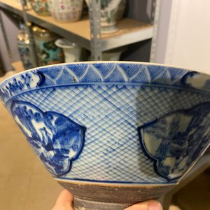 Une paire de bols en porcelaine de Chine en bleu et blanc et un vase en famille verte, 19ème — photo 19