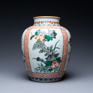 Une paire de bols en porcelaine de Chine en bleu et blanc et un vase en famille verte, 19ème — photo 2