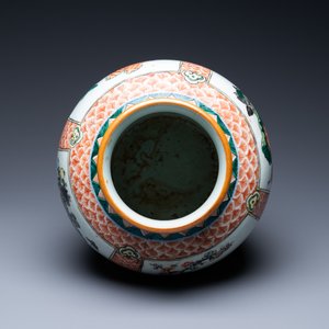 Une paire de bols en porcelaine de Chine en bleu et blanc et un vase en famille verte, 19ème — photo 7