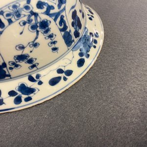 Une paire de bols en porcelaine de Chine en bleu et blanc, Kangxi — photo 25