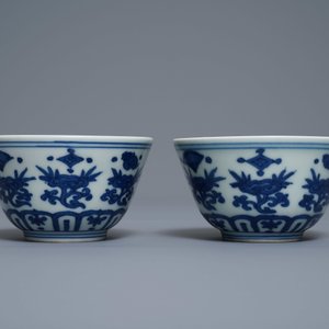 Une paire de bols en porcelaine de Chine en bleu et blanc, marque de Jiajing, 19/20ème — photo 3