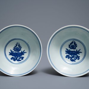 Une paire de bols en porcelaine de Chine en bleu et blanc, marque de Jiajing, 19/20ème — photo 7
