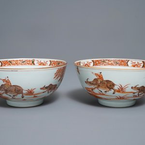 Une paire de bols en porcelaine de Chine en rouge de fer et doré, Yongzheng — photo 1
