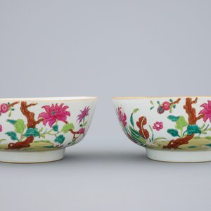 Une paire de bols en porcelaine de Chine famille rose à décor de fleurs, 18ème — photo 2