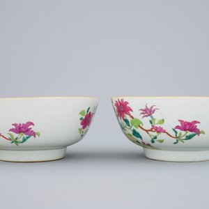 Une paire de bols en porcelaine de Chine famille rose à décor de fleurs, 18ème — photo 3
