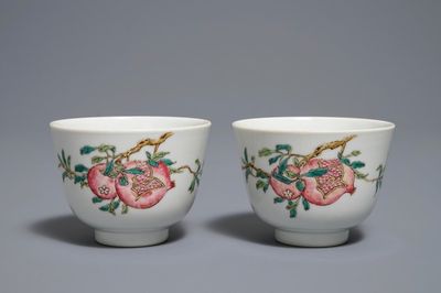 Une paire de bols en porcelaine de Chine famille rose à décor de grenades, marque de Daoguang, 19/20ème