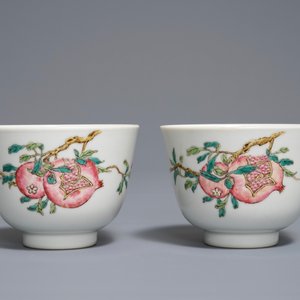 Une paire de bols en porcelaine de Chine famille rose à décor de grenades, marque de Daoguang, 19/20ème — photo 2