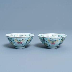 Une paire de bols en porcelaine de Chine famille rose à décor de papillons, marque de Qianlong, 18/19ème — photo 1