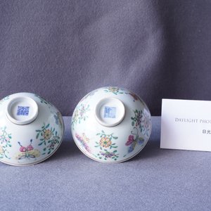 Une paire de bols en porcelaine de Chine famille rose à décor de papillons, marque de Qianlong, 18/19ème — photo 11