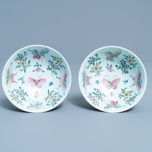 Une paire de bols en porcelaine de Chine famille rose à décor de papillons, marque de Qianlong, 18/19ème — photo 6