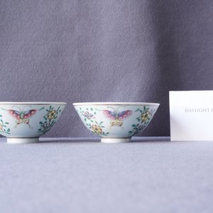 Une paire de bols en porcelaine de Chine famille rose à décor de papillons, marque de Qianlong, 18/19ème — photo 8