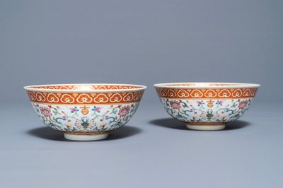 Une paire de bols en porcelaine de Chine famille rose à floral, marques et époque de Daoguang
