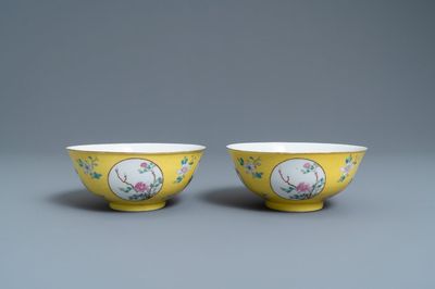 Une paire de bols en porcelaine de Chine famille rose à fond jaune sgraffito, marque et époque de Guangxu