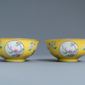 Une paire de bols en porcelaine de Chine famille rose à fond jaune sgraffito, marque et époque de Guangxu — photo 2