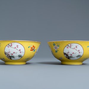 Une paire de bols en porcelaine de Chine famille rose à fond jaune sgraffito, marque et époque de Guangxu — photo 5