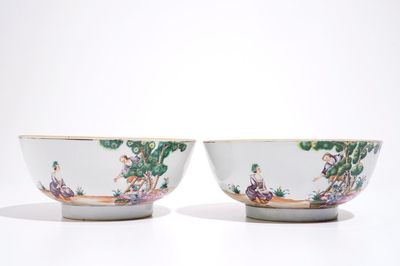 Une paire de bols en porcelaine de Chine famille rose à la cueillette des cerises, Qianlong