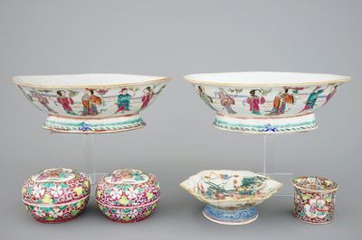 Une paire de bols en porcelaine de Chine famille rose et 3 boîtes couvertes, 19ème