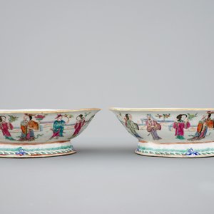 Une paire de bols en porcelaine de Chine famille rose et 3 boîtes couvertes, 19ème — photo 3