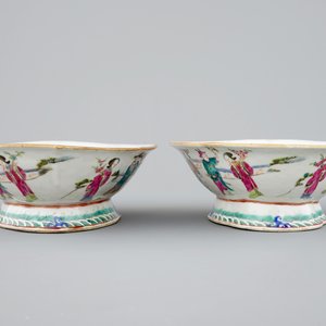 Une paire de bols en porcelaine de Chine famille rose et 3 boîtes couvertes, 19ème — photo 4