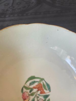 Une paire de bols en porcelaine de Chine famille rose et une assiette de style Dayazhai à décor de dragon, marque de Jiaqing, 19/20ème — photo 14