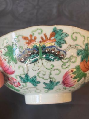 Une paire de bols en porcelaine de Chine famille rose et une assiette de style Dayazhai à décor de dragon, marque de Jiaqing, 19/20ème — photo 15