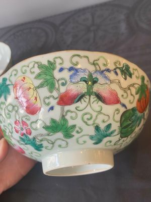 Une paire de bols en porcelaine de Chine famille rose et une assiette de style Dayazhai à décor de dragon, marque de Jiaqing, 19/20ème — photo 17