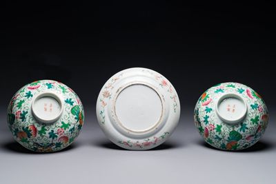 Une paire de bols en porcelaine de Chine famille rose et une assiette de style Dayazhai à décor de dragon, marque de Jiaqing, 19/20ème — photo 2