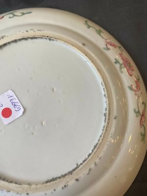 Une paire de bols en porcelaine de Chine famille rose et une assiette de style Dayazhai à décor de dragon, marque de Jiaqing, 19/20ème — photo 24