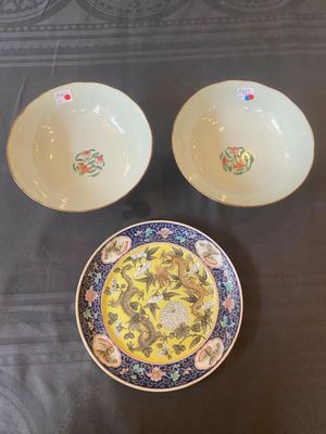 Une paire de bols en porcelaine de Chine famille rose et une assiette de style Dayazhai à décor de dragon, marque de Jiaqing, 19/20ème — photo 3