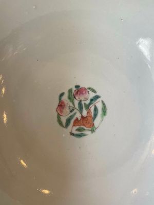 Une paire de bols en porcelaine de Chine famille rose et une assiette de style Dayazhai à décor de dragon, marque de Jiaqing, 19/20ème — photo 5