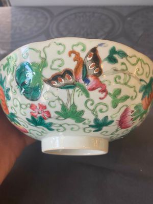Une paire de bols en porcelaine de Chine famille rose et une assiette de style Dayazhai à décor de dragon, marque de Jiaqing, 19/20ème — photo 6