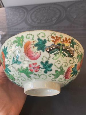 Une paire de bols en porcelaine de Chine famille rose et une assiette de style Dayazhai à décor de dragon, marque de Jiaqing, 19/20ème — photo 8