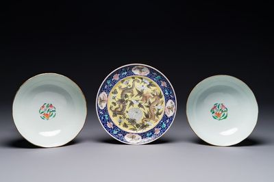 Une paire de bols en porcelaine de Chine famille rose et une assiette de style Dayazhai à décor de dragon, marque de Jiaqing, 19/20ème