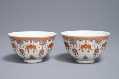 Une paire de bols en porcelaine de Chine famille rose, marque de Guangxu, 19/20ème