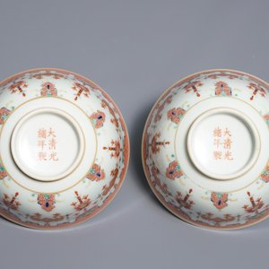 Une paire de bols en porcelaine de Chine famille rose, marque de Guangxu, 19/20ème — photo 7