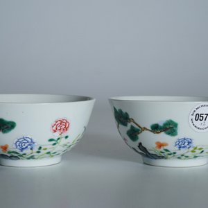 Une paire de bols en porcelaine de Chine famille rose, marque de Guangxu, 20ème — photo 9