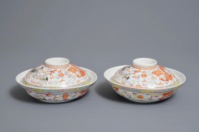 Une paire de bols en porcelaine de Chine famille rose, marque Jiangxi Ciye Gongsi, République, 1ère moitié du 20ème