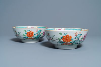 Une paire de bols en porcelaine de Chine famille rose, Qianlong