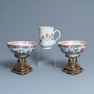 Une paire de bols en porcelaine de Chine famille rose sur socle en bronze doré et une chope à décor mandarin, Qianlong — photo 1